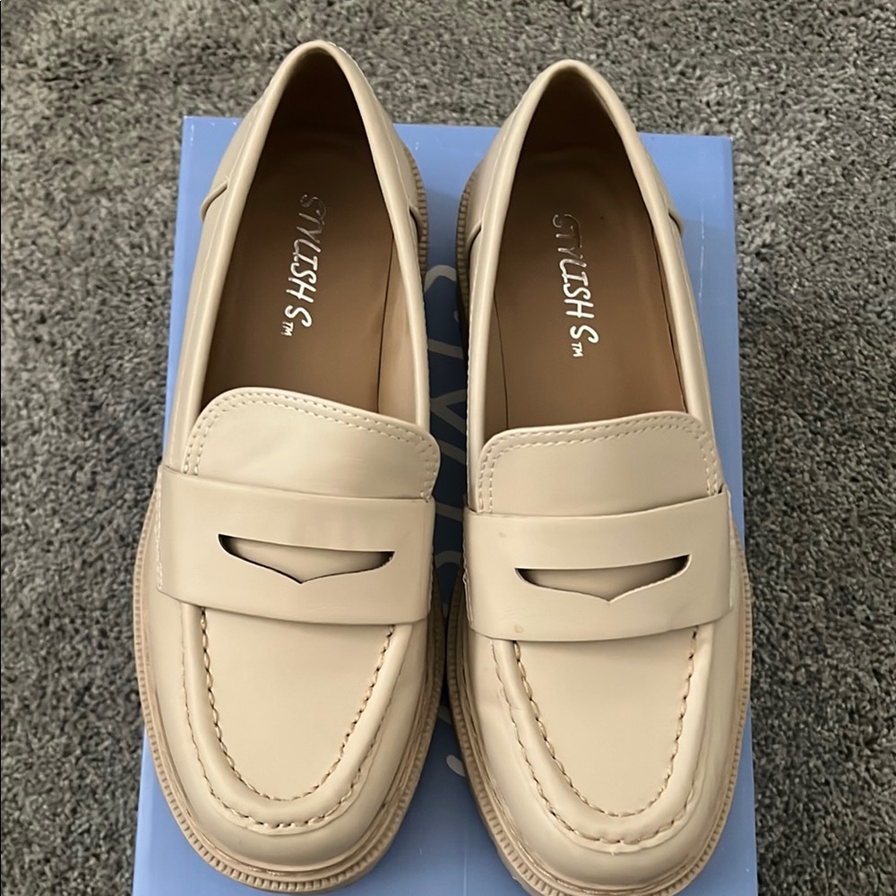 Stylish 8.5 Cream Women's Loafers